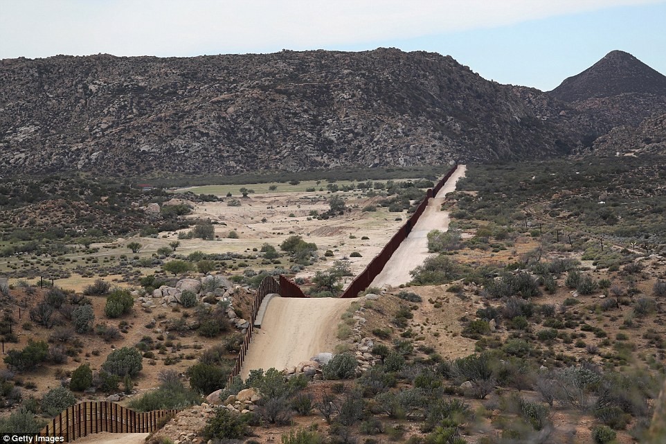  Đường biên giới Mỹ-Mexico. Ảnh Daily Mail